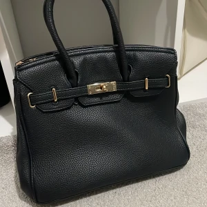Birkin liknande väska - Säljer en Birkin liknande väska pågrund av att jag inte använder den. 