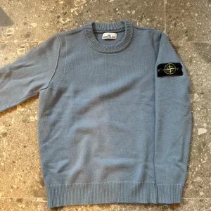 Stone Island Tröja - Ny knappt använd, fick den i julklapp men är inte riktigt min smak. Ej äkta