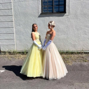 Gul balklänning - Balklänning i storlek 38(men skulle säga 36) från märket, LQ Designs som är använd under några baler. Jag är 165 cm lång, klänningen har spets upptill med inbyggd bh och dragkedja baktill.  Klänningen är kemtvättad. Kontakta för mer detaljer!