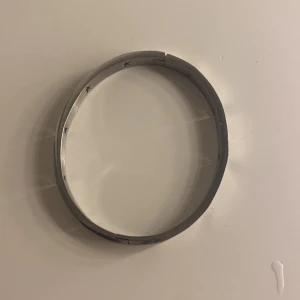 Silverfärgat armband med stjärndetaljer - Snyggt och stilrent armband i silverfärg med utskurna stjärnor runtom. Perfekt för att ge en subtil men cool touch till din outfit. Passar bra till både vardag och speciella tillfällen.