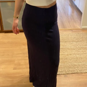 Mörkblå långkjol  - Superfin långkjol från Nelly, som ny. Perfekt till festen eller sena sommarkvällar!! Storlek XXS men skulle säga att den passar xs och s också.