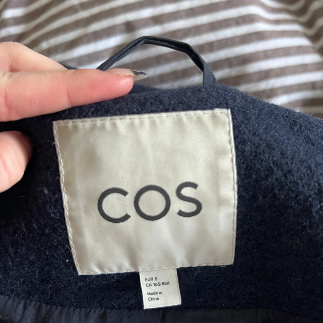 Mörkblå kappa från COS - 3