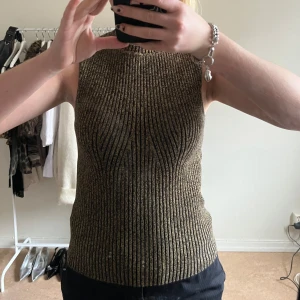 Topp från cos - Stickad topp från COS som är lite brun/gul/svart i färgen (se sista bilden) . Den är använd vid 2 tillfällen så väldigt bra skick!! 