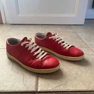Saint Laurent Skor - Säljer dessa unika och feta skor från Saint Laurent. Storlek 43✅ Använt skick men inga defekter. Tyvärr inget og därav det låga priset. Nypris ca 6500 mitt pris 1599🤑