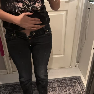 Svarta jeans från Guess - Säljer mina svarta jeans från guees för att de tyvärr inte passar mig.De är udsyda av en skräddare. Skriv privat om bild/frågor om stolek 💕