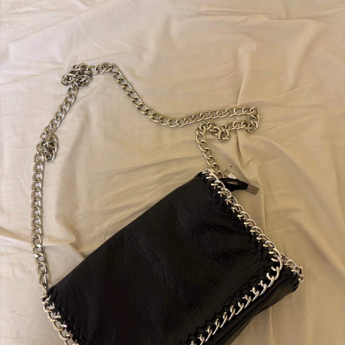 Svart axelväska med kedja från Tiamo
