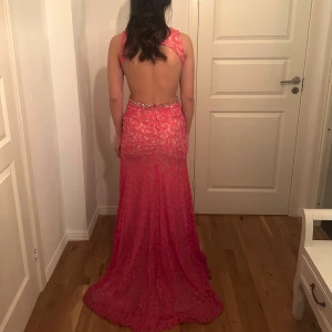 Balklänning - Säljer balklänning, endast en gång använd. Storlek 34-36. Pris går att diskutera. 