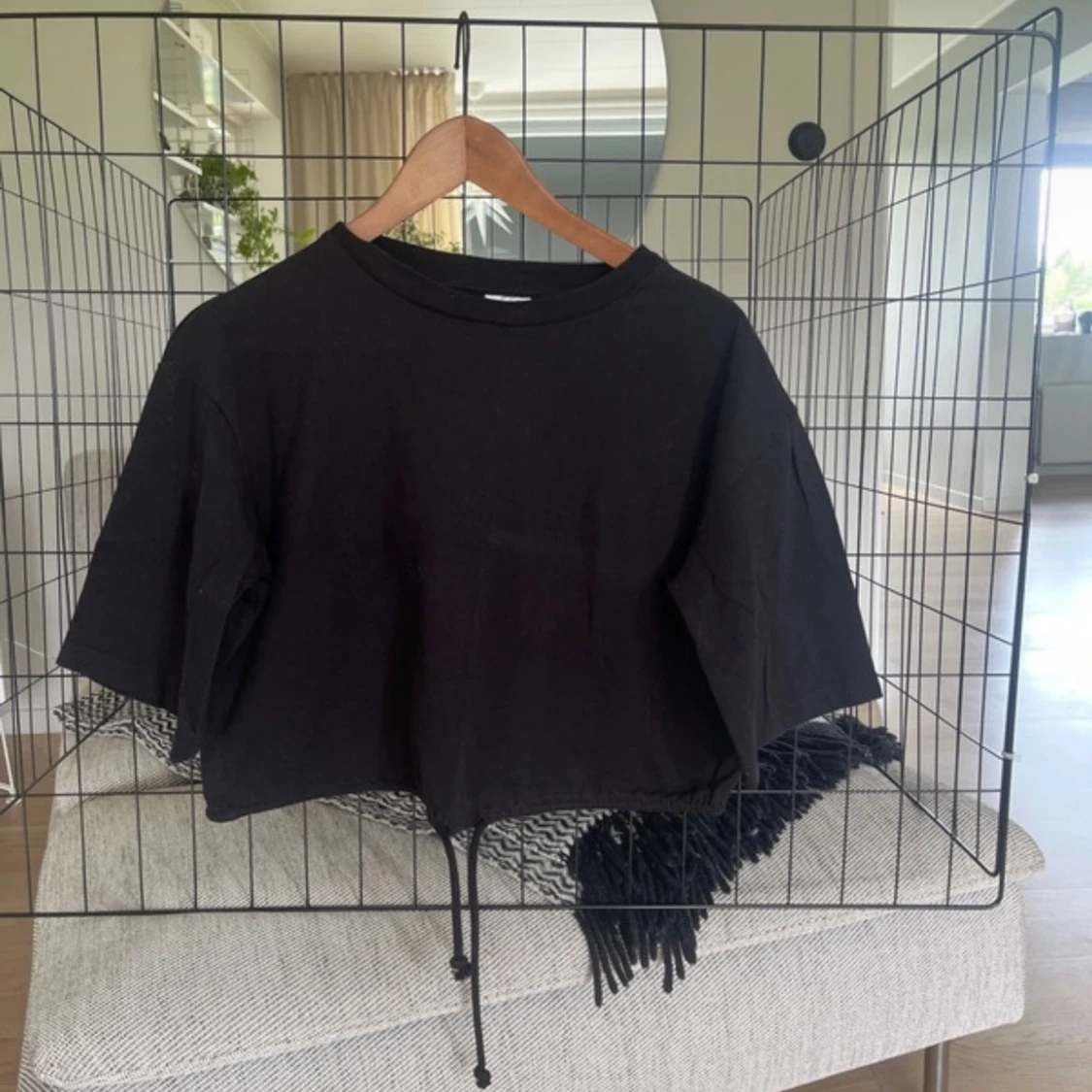 Svart croppad t-shirt