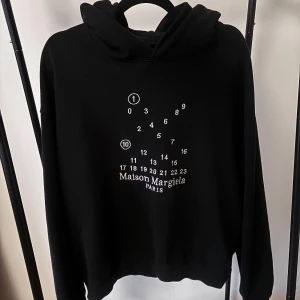 Maison Margiela hoodie - Snygg svart hoodie från Maison Margiela i storlek M. Tröjans nypris är runt 10 tusen och mitt pris är 1200