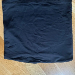 Svart tub topp - Använd 1 gång, normal i storlek. Lappen är avklippt men den är från bershka (tredje bilden). Tjockt silkesmaterial så man ser inte igenom. Skriv för mer info🙌🏼