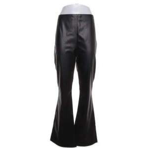 Svarta skinnbyxor från C&A - Snygga svarta skinnbyxor från C&A med en bootcut. Byxorna är högmidjade. Kommer inte till användning och är för stora i midjan därav säljs