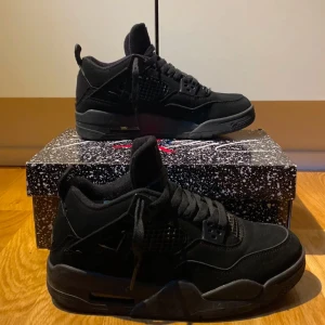 jordan 4 black cat  - köpta här på plick, ej säker ifall dom är äkta men ägaren sa att han köpte de i london. inga defekter osv. 