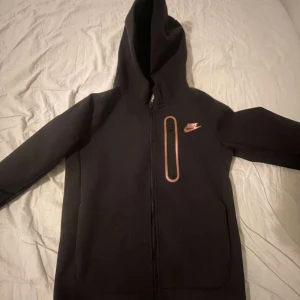 Nike tech fleece  - Säljer denna hoddie för den är för liten för mig. Den är storlek 147-156. Den är helt ny direkt från Nike, mytt pris -890kr.