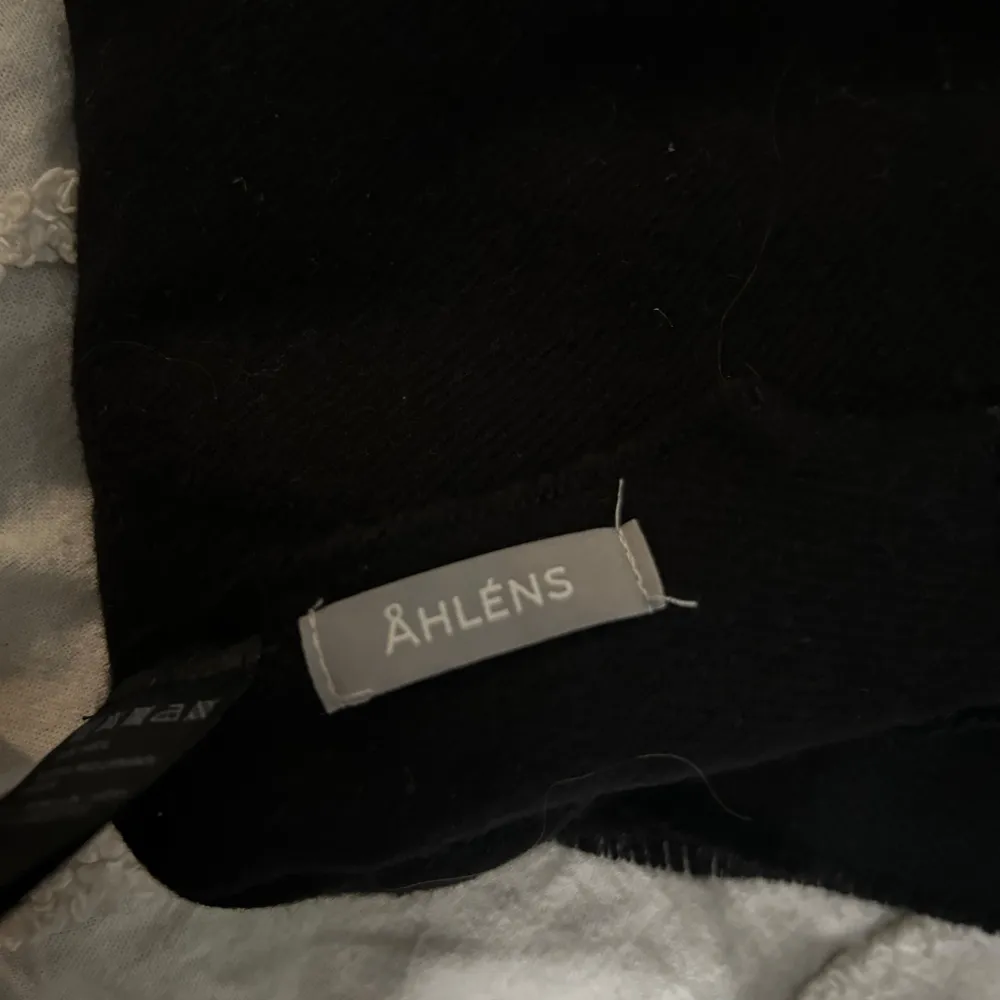 Snygg svart halsduk från Åhléns med fransar i ändarna. Perfekt för att hålla sig varm under kyliga dagar. Stilren design som passar till det mesta.. Muu.