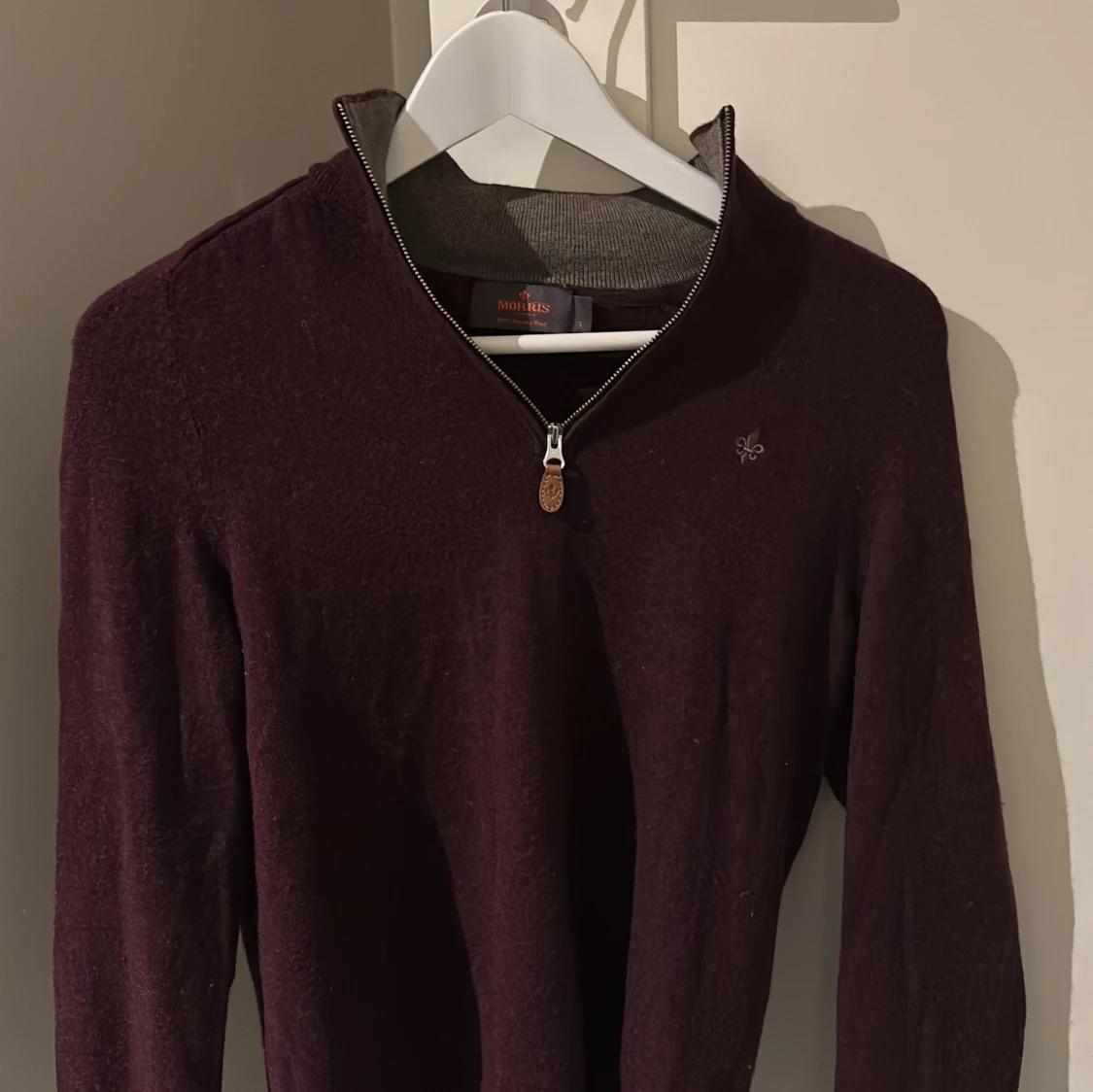 Vinröd tröja med dragkedja från Morris - 1