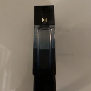 Bad Boy Cobalt Eau de Parfum - Säljer en flaska Bad Boy Cobalt Eau de Parfum Électrique från Antonio Puig. Flaskan har en stilren design i blått och svart med en kapacitet på 50 ml. Perfekt för den som vill ha en modern och elektrisk doft.