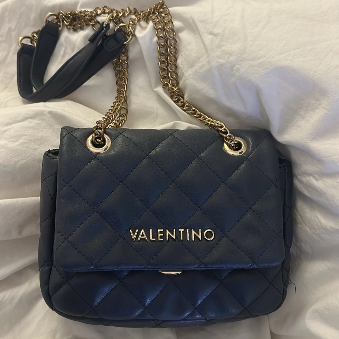 Marinblå quiltad axelväska från Valentino