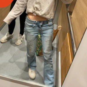 Blå jeans - Snygga blå jeans med en klassisk bootcut-stil. De har en låg midja och en bekväm passform som passar perfekt till vardags. Perfekta för en avslappnad look. Ganska så slitna men tycker det är ganska så snyggt.