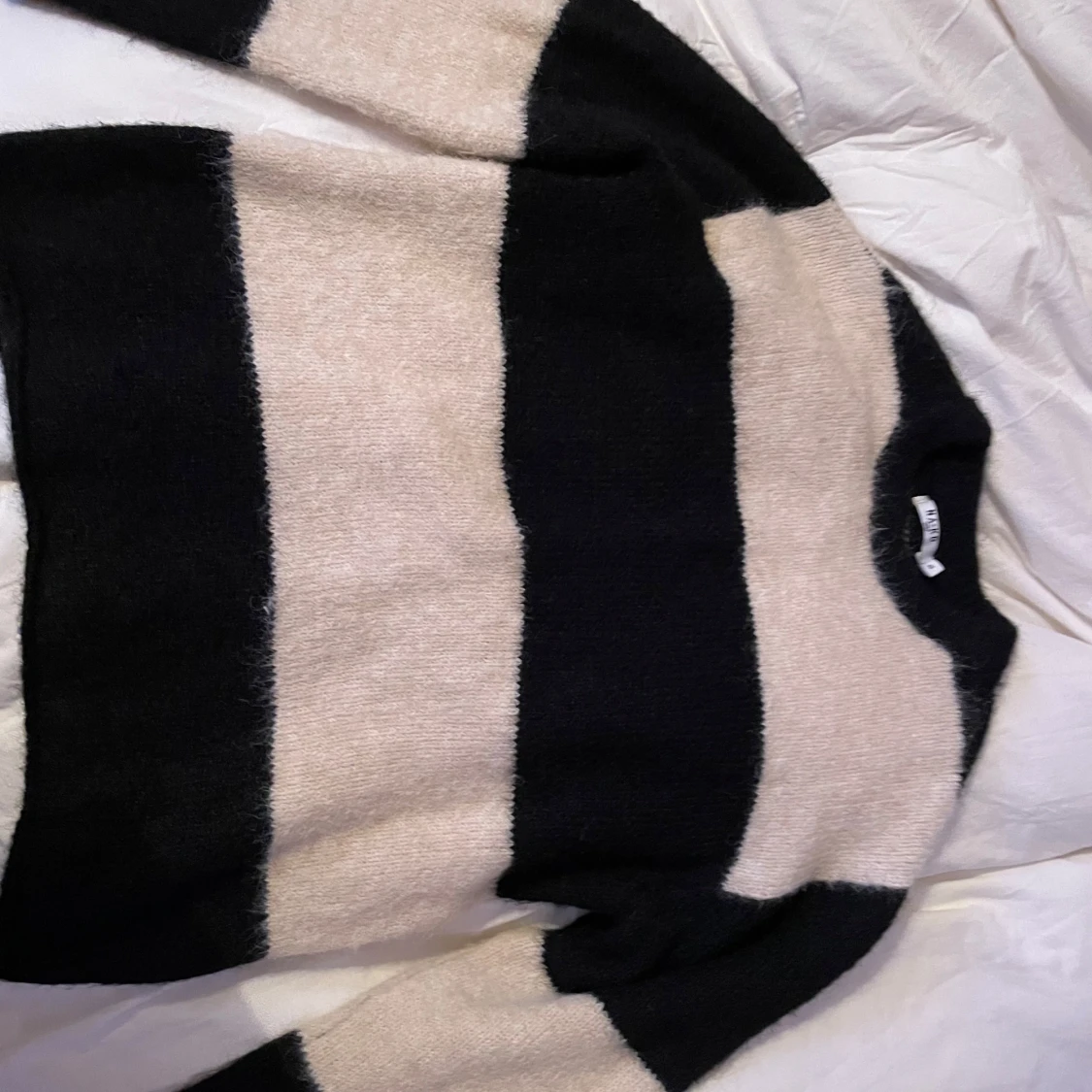 Randig stickad tröja i svart och beige - 2