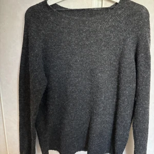 Grå stickad tröja från Vero Moda - En mörkgrå stickad tröja från veromoda, superfin och är i nyskick, hör av dig vid frågor!🩷