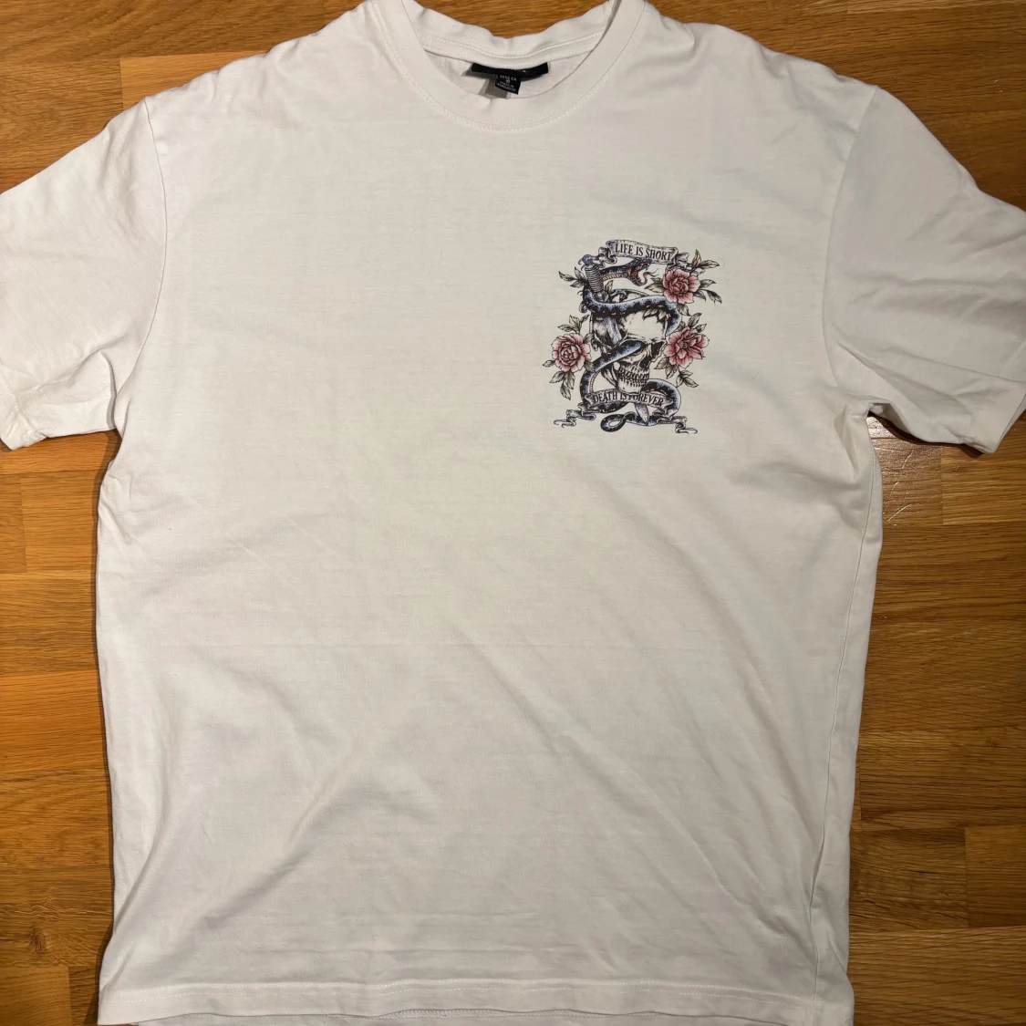 Vit t-shirt från Smog med tryck