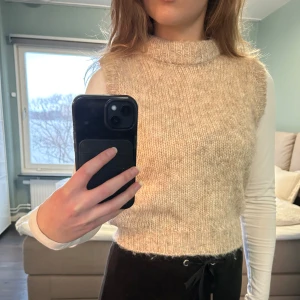 Söt stickad väst, lys beige - Använd 1 gång, ser helt ut som ny. Storlek S, men passar fint från XS-M. Värm och god. Köpt för 800kr
