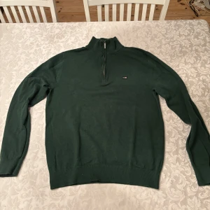 LEXINGTON HALFZIP TRÖJA  - Säljer en grön halfzip tröja från Lexington i storlek M som jag använt väldigt lite då den är för liten för mig. Fränt ingår i priset