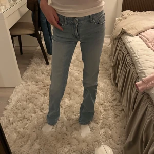 Ljusblå jeans från Vero Moda - Sköna och stretchiga ljusblåa jeans från Vero Moda. Nästantill nya men finns inte kvar på hemsidan. Ska vara low waist men skulle säga mellan low waist och mod waist. Storlek 25/32 och bootcut. 