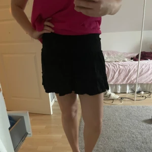 Svart kjol - Vanlig svart kjol från shein i bra skick❤️