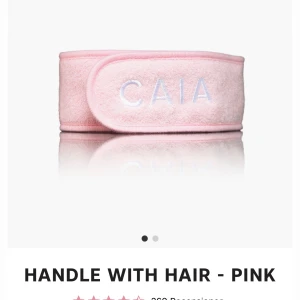 Rosa diadem från CAIA - Säljer ett rosa diadem från CAIA med broderad logga. Perfekt för att hålla håret borta vid sminkning eller hudvård. Mjukt och bekvämt material.