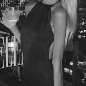 Fransklänning PRETTYLITTLETHINGS  - Miniklänning med fransar, knyte bak halsen samt i ryggen, djup rygg. 