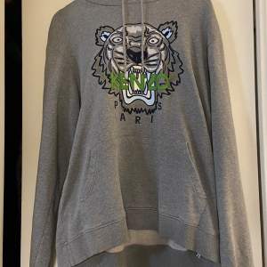 Grå kenzo hoodie i storlek L. Bra skick. Säljes pga att den ej passar mig i storlek. 