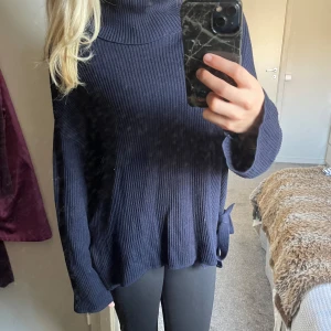 Stickad Gant - Stickad gant tröja med knyte  (polokrage) på sidorna i stl L inga defekter💕☺️