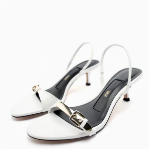 Zara vita klackskor - Relativt oanvända skor från Zara😀 Tycker dessa är såå fina, men säljer för att jag tycker att de är aningen för små för mig eftersom jag har 36,5💗 Fråga för egna bilder!💋(Skorna går inte att köpa i butik längre!)