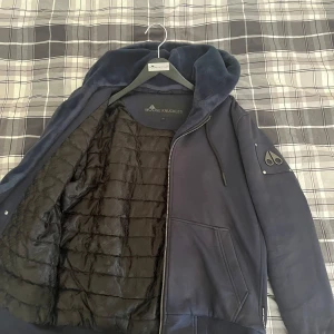 Moose Knuckles Classic Bunny - Tjena säljer nu denna varma Mosse Knuckles med avtagbar päls. Den är i väldigt bra skick. Kan diskutera priset vid snabb o enkel affär. Den är storlek L men passar även M.  Tveka inte på höra av er vid frågor! 