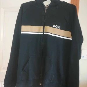Hugo boss zip hoodie  - Mycket Bra skick 9/10 zip hoodie använd endast ett par få gånger storlek S nypris 1500 ca lappen är tyvär av