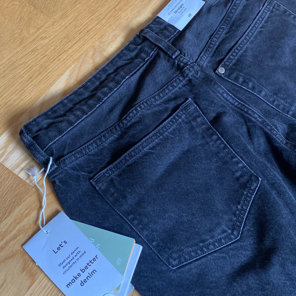 Säljer ett par snygga svarta jeans i klassisk stil. De har en rak passform och är perfekta för både vardag och fest. Jeansen har fem fickor och en knappgylf. De är i nyskick och redo att bäras av någon som älskar stilrena plagg. Den är även oanvänd och helt ny!. Jeans & Byxor.