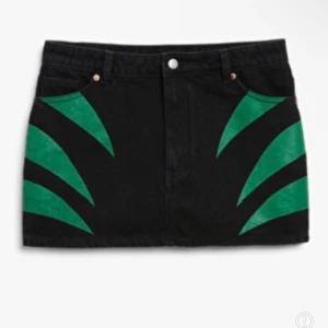 Denim kjol med gröna ”taggar” ❤️ - Säljer nu min HELT nya kjol frön Iggy jeans x Monki då jag beställde fel storlek 😩 Vill så gärna ha den men den passar inte 😥 aldrig använd, lapparna sitter kvar ❤️ Nypris 399kr