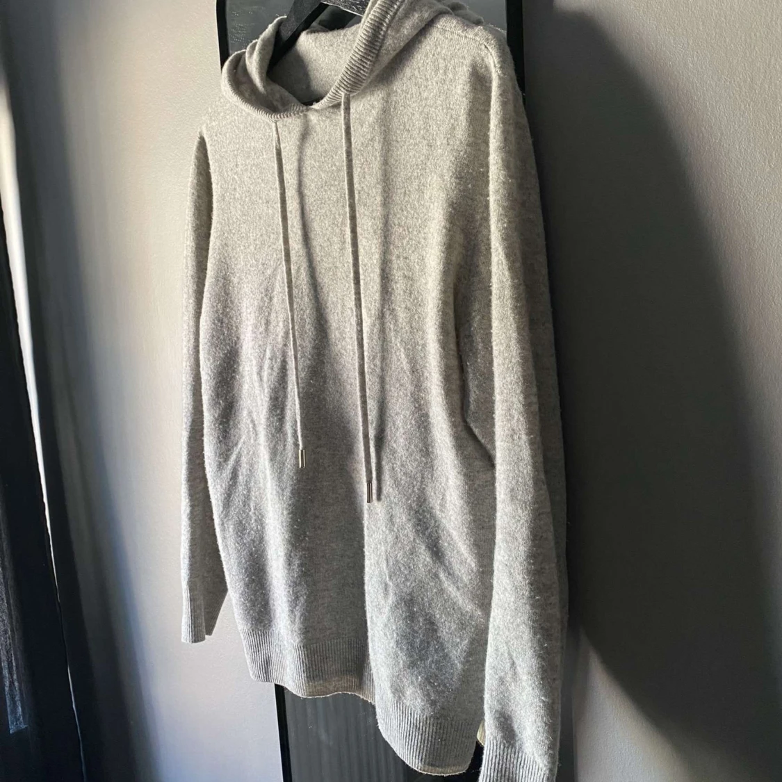 Grå stickad hoodie - 90