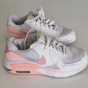 Nike air max 90 - Använda några gånger men väl omhändertagna som syns på bild. Dock lite har färgen släppt lite på insidan av högerskorn på loggan ( se bild 2) men inget som syns. 