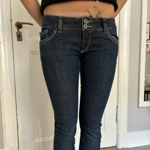 Low waist jeans - Skit snygga low waist jeans. Säljer pga att de är för små! Jätte bra skick! 