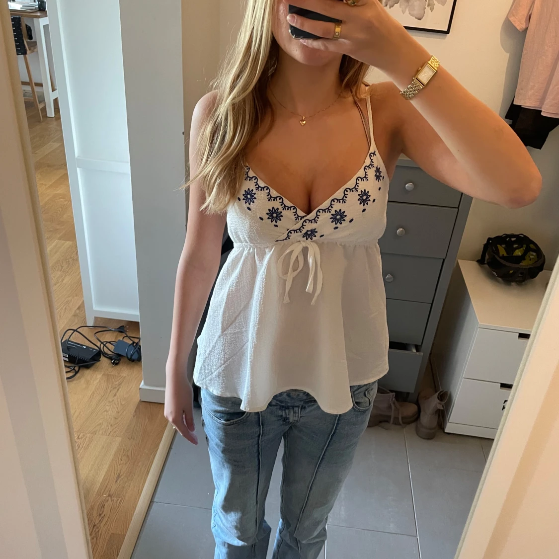 Vit topp med blommigt broderi - 90