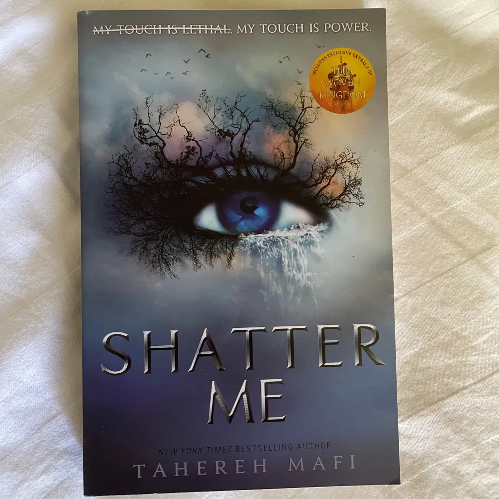 🎀PRIS KAN DISKUTERAS 🎀 Första boken ur ”shatter me” serien. Helt ny och oläst. Köpte för 179kr på Akademibokhandeln. Boken är på engelska! Bokserien är en dystopian.  Säljer dessutom den andra boken .. Övrigt.