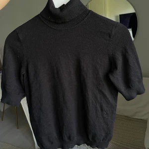 Svart polotröja  - Jätteskön och stretchig polotröja