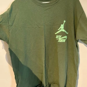 T-shirt - Skit snygg cactusjack x Jordan tröja, jätte bra skick! Bara att höra av sig vid frågor!🙌 