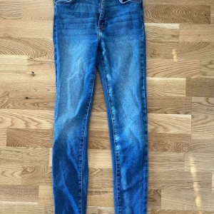 Byxor - GinaTricot - Säljer ett par jeans i storlek M från GinaTricot. Slitningar längs ned i benen, köpta sådana. Bra använda, gott skick. 