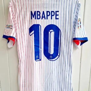 Mbappe Frankrike borta tröja, player edition  - Säljer min skit snygga Mbappe Frankrike borta tröja då den passa inte mig, ändast provad en gång. Perfekt skick inte en ända skråma, eftersom den är players edition så sitter den tajt 