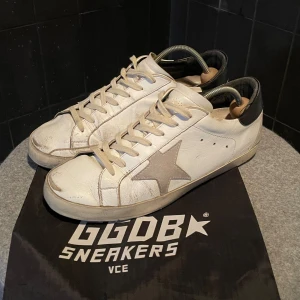 Golden Goose skor  - Tja ! Säljer nu dessa riktigt snygga Golden Goose Superstars skorna ! Hyfsat skick finns några defekter som heeldrag under skon! Går enkelt att laga hos skomakare för någon hundring Storlek 41!  Og medföljer. || pm för frågor / funderingar ! || Mvh !