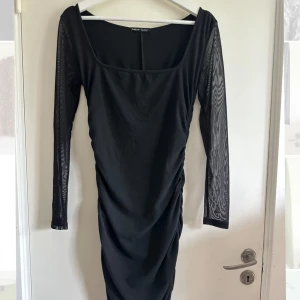 Svart klänning - En superfin svart långärmad klänning i size XS/S från shein. Nyskick