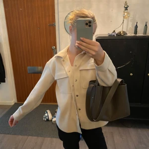Krämvit kappa💗 - Säljer nu min jacka som tyvärr inte kommit till användning, köpt på Gina tricot för något år sedan men användes förra hösten fåtal gånger💗. Inga fel på jackan förutom att hängaren är sönder, men går lätt att fixa. Är i storlek xs men känns som s/m!💞